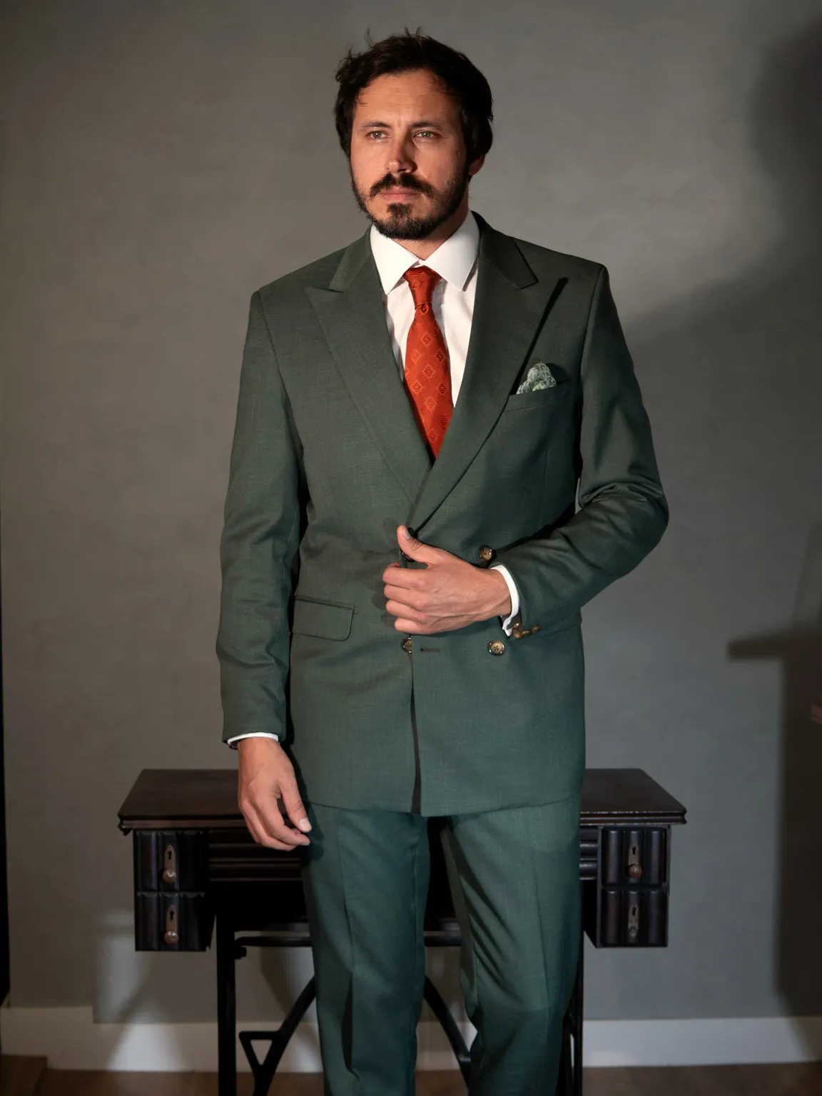 Terno verde com gravata vermelha