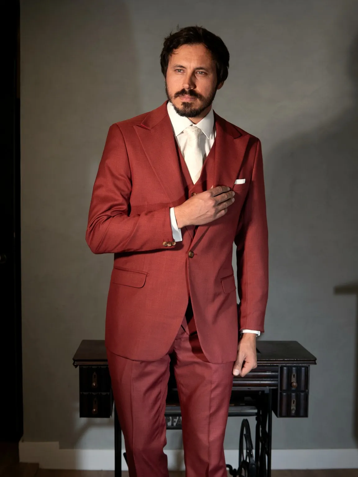 Terno vermelho com camisa branca e gravata laranja