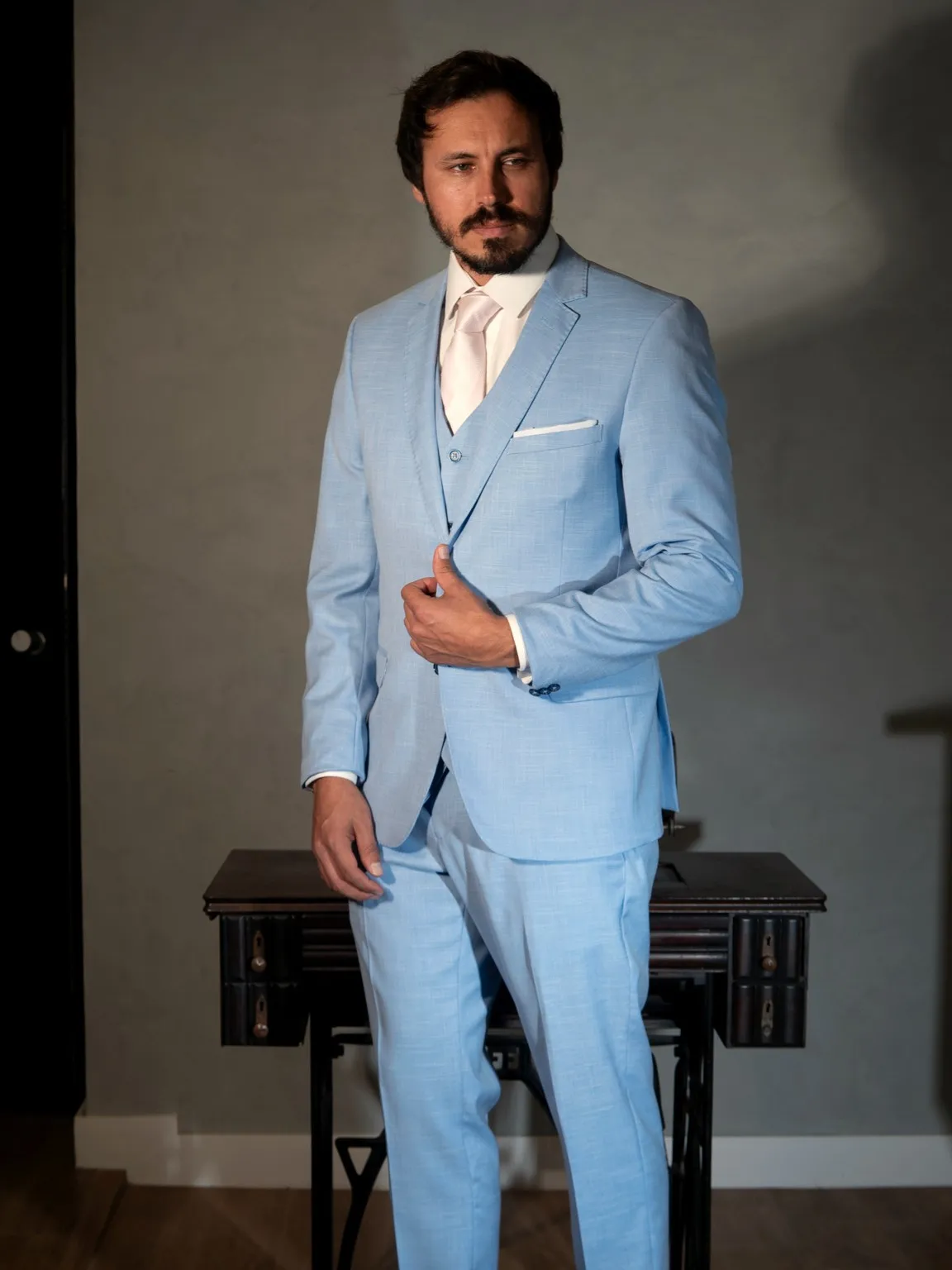 Terno azul-claro com colete