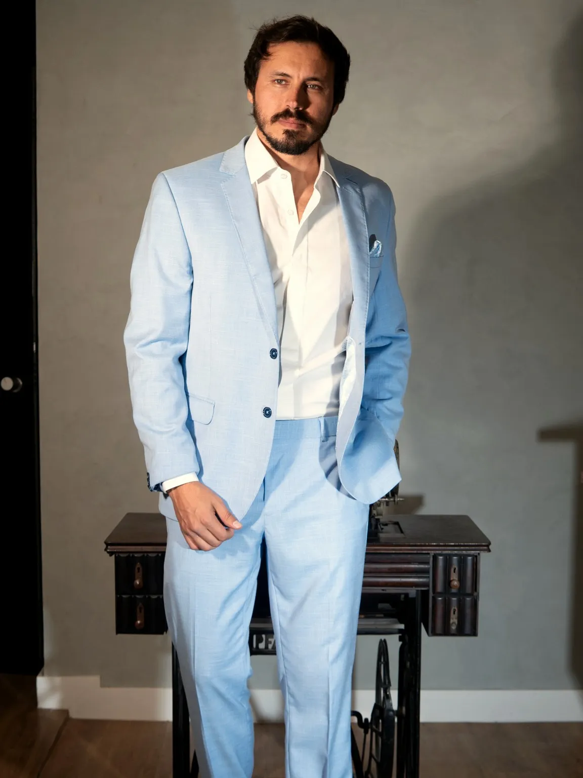 Terno azul-claro com camisa branca aberta, sem gravata
