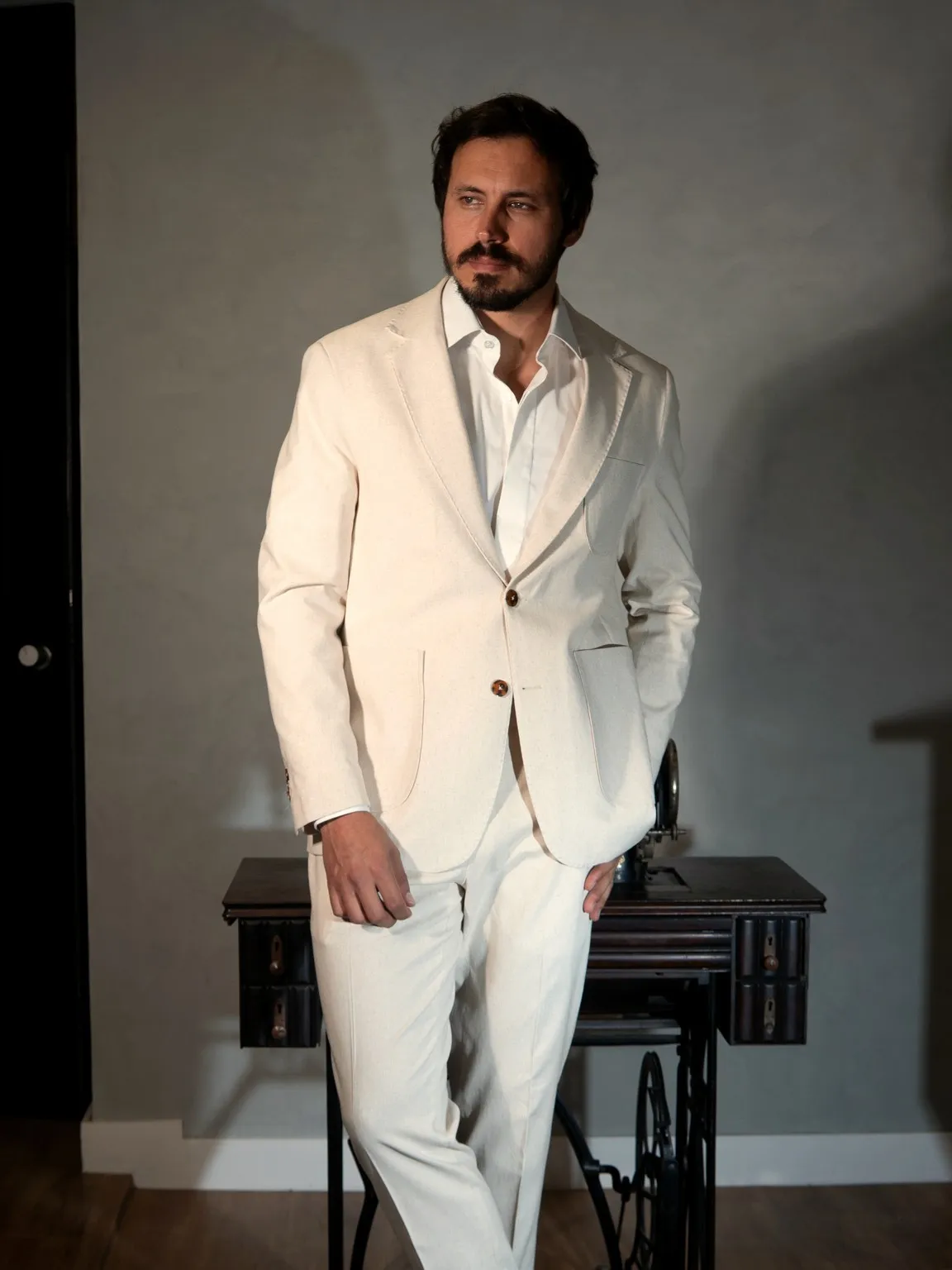 Terno off-white com camisa branca, sem gravata