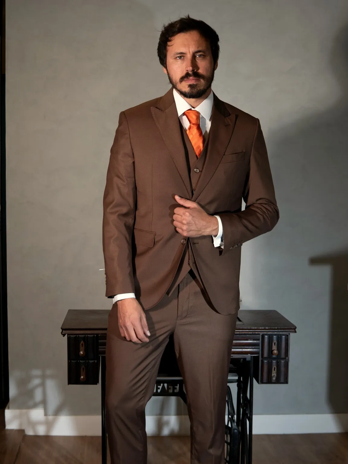 Terno três peças marrom com gravata laranja